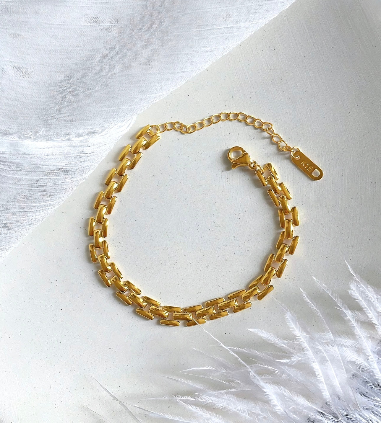 Chic Omega Gold Bracelet